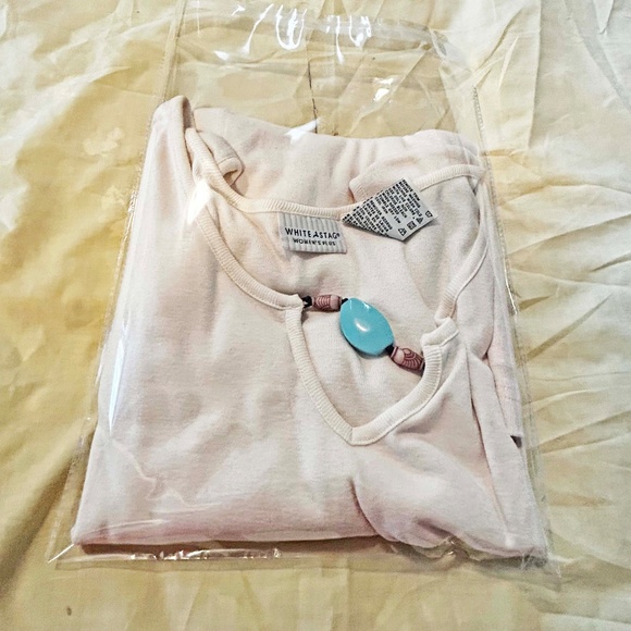T-SHIRT, REMOVABLE STONE ACCENT, DELICATE IVORY, SIZE 22W/24W, SCOOP WITH VEE - Picture 3 of 9
